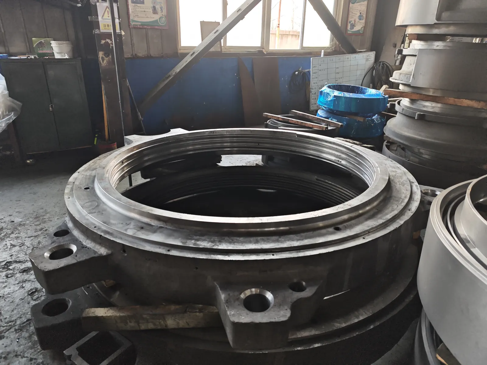 Cone crusher lock nut