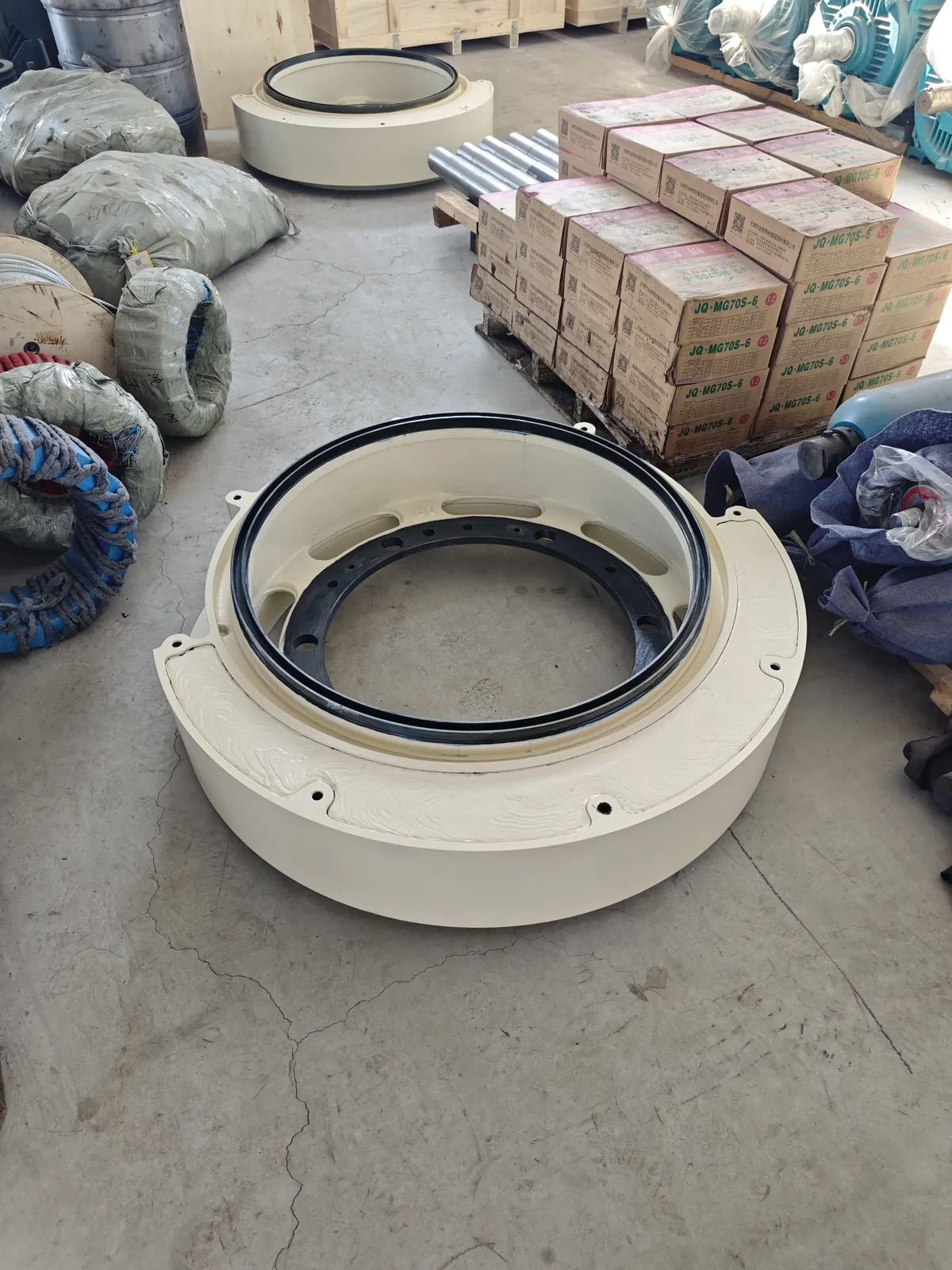 Cone crusher eccentric counterweight