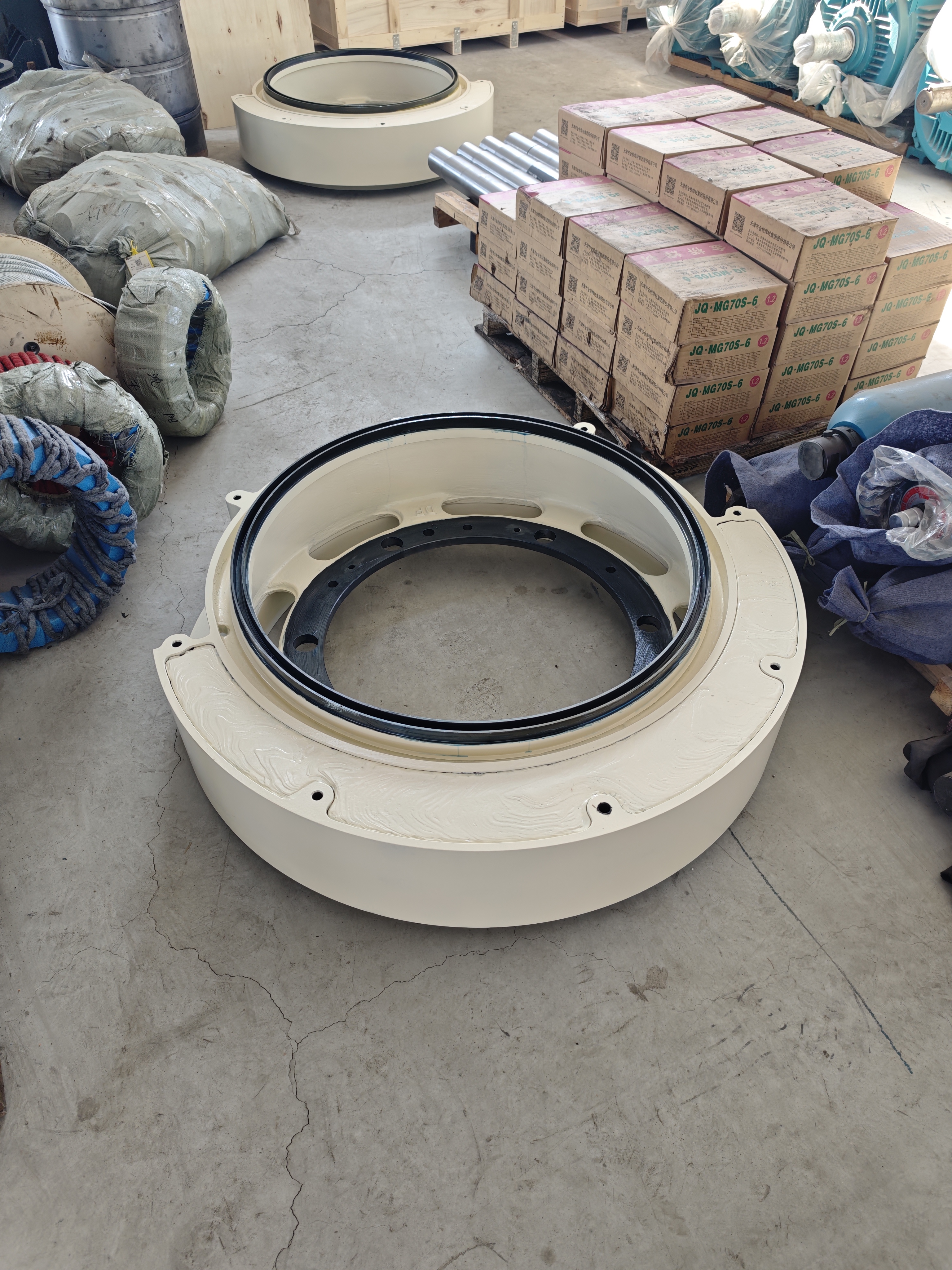 Cone crusher eccentric counterweight