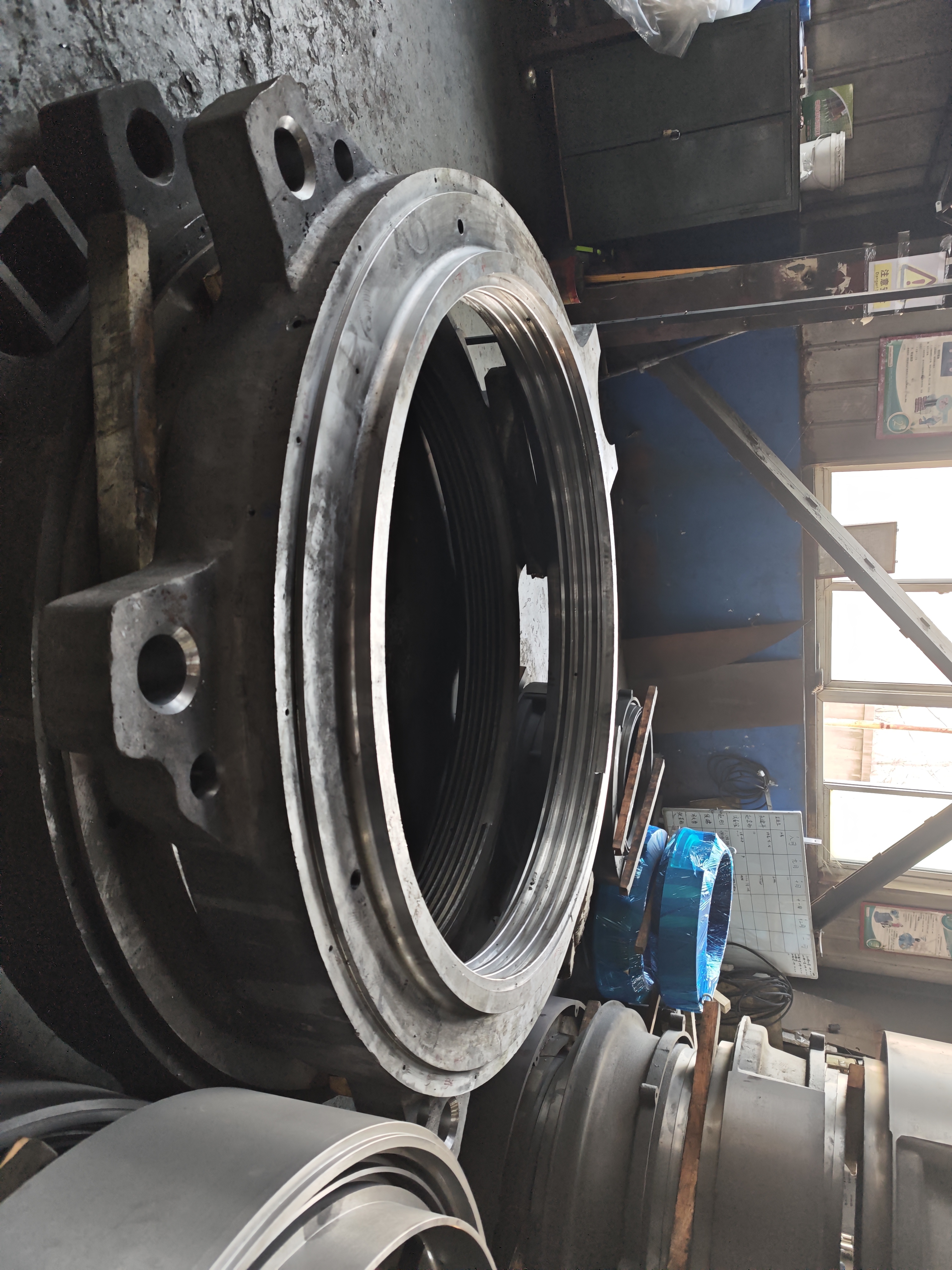 Cone crusher lock nut